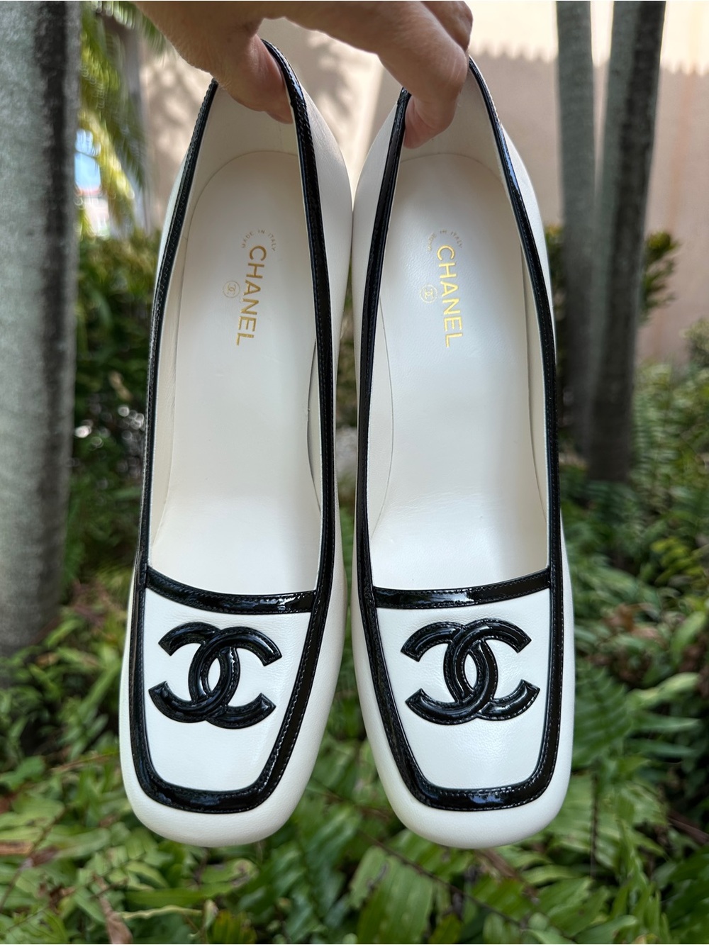 2026B CHANEL WHITE AND BLACK LEATHER PUMPS HEELS SHOES with GOLD CC LOGO 40